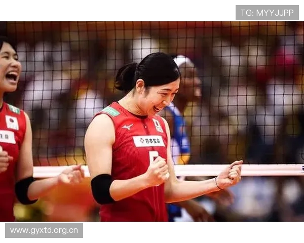 南京男篮化身赛场圣诞老人团队精神点燃冬日篮球热情主场拼搏追逐胜利