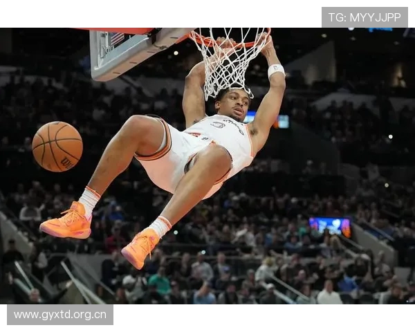 凯尔登晒光头兄弟团并亲手为文班剃头引热议NBA篮球更衣室趣事成焦点